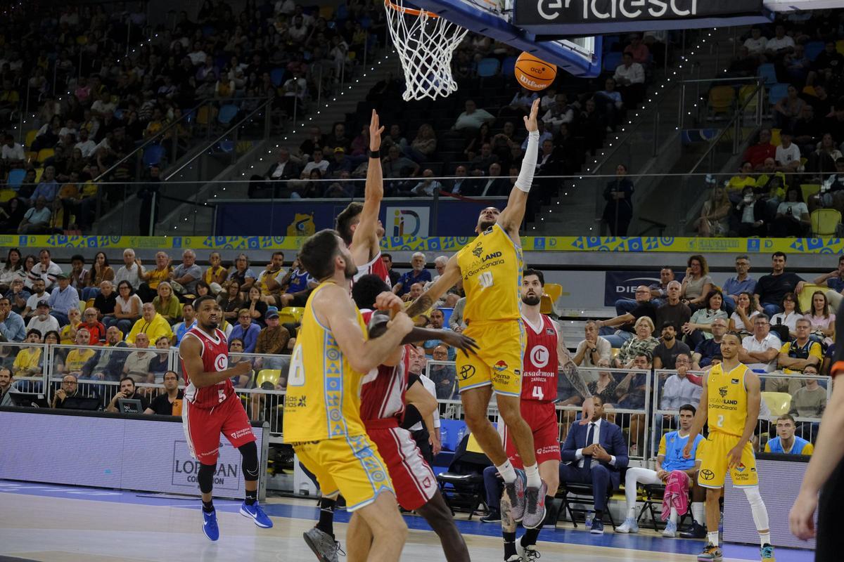 Kassius Robertson trata de anotar una bandeja ante la defensa de Joaquín Rodríguez.