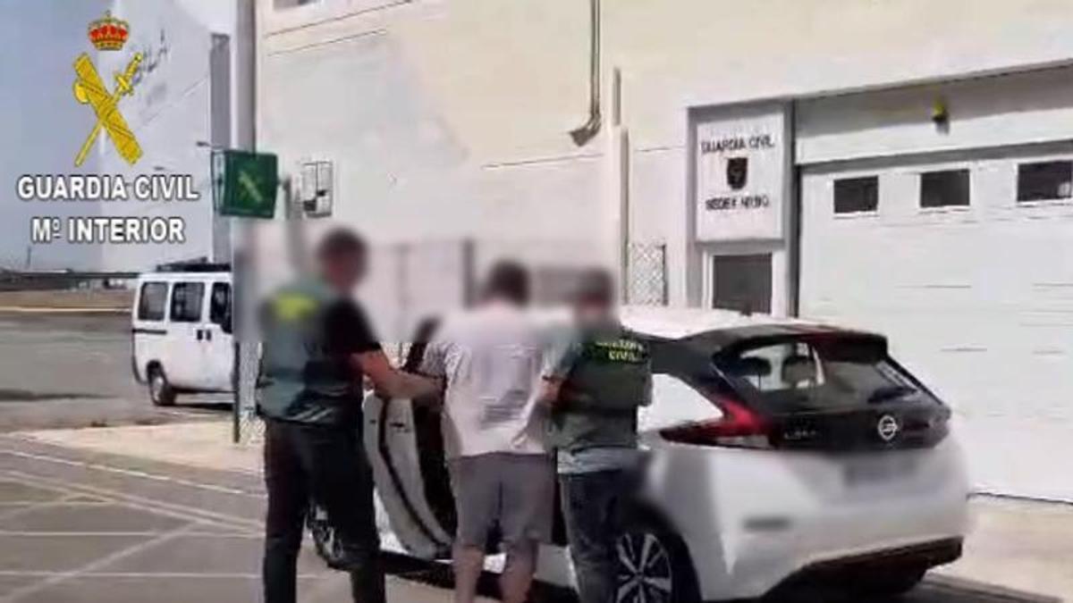 Agentes de la Guardia Civil custodian a uno de los detenidos por el robo de cable de cobre en el aeropuerto.