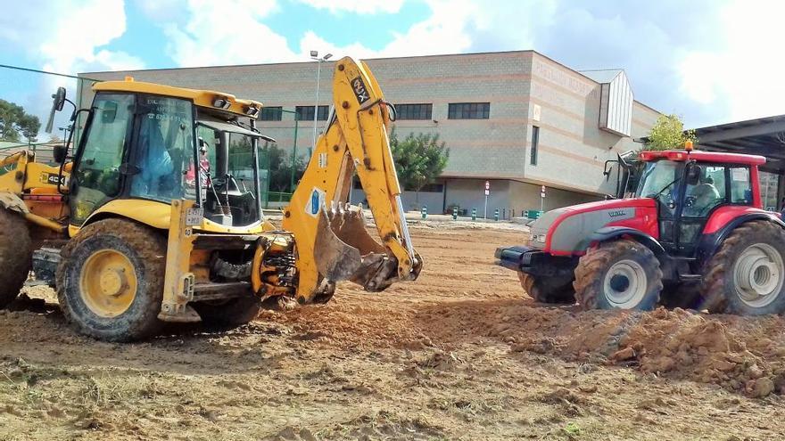 Más plazas de aparcamiento junto a la piscina de Aspe