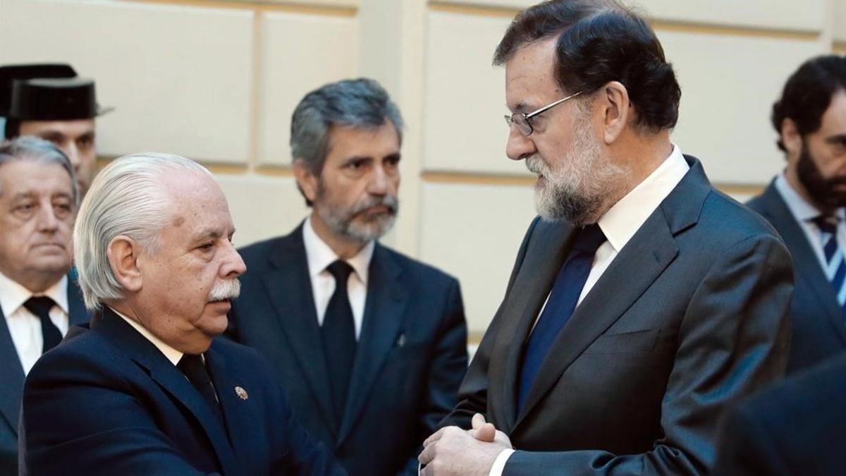 El teniente fiscal Luis Navajas, con Mariano Rajoy, en el 2017.