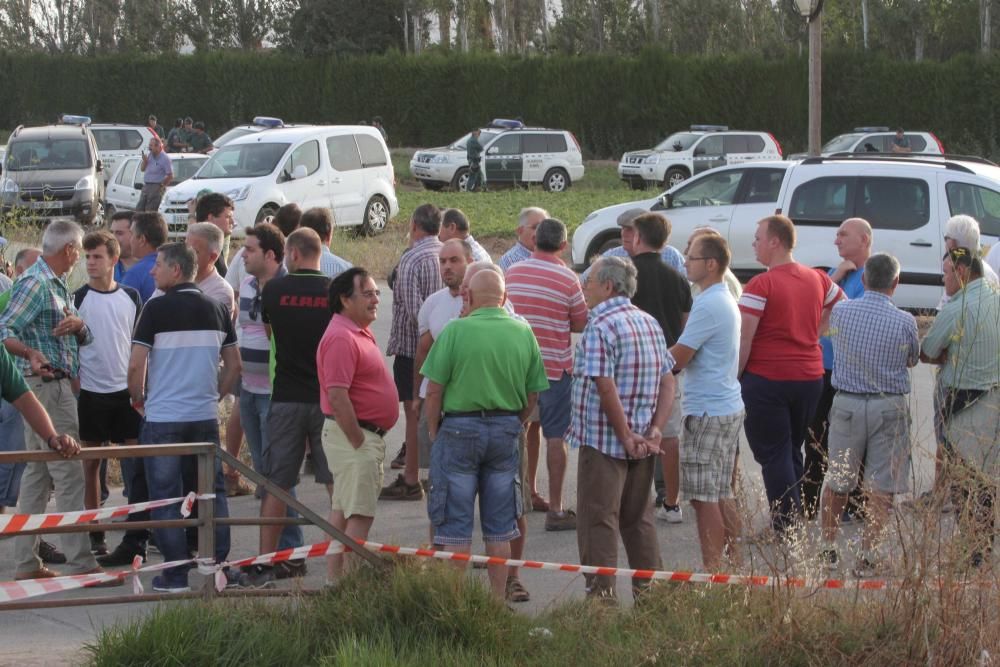 Protesta agricultores por el sellado del desagüe