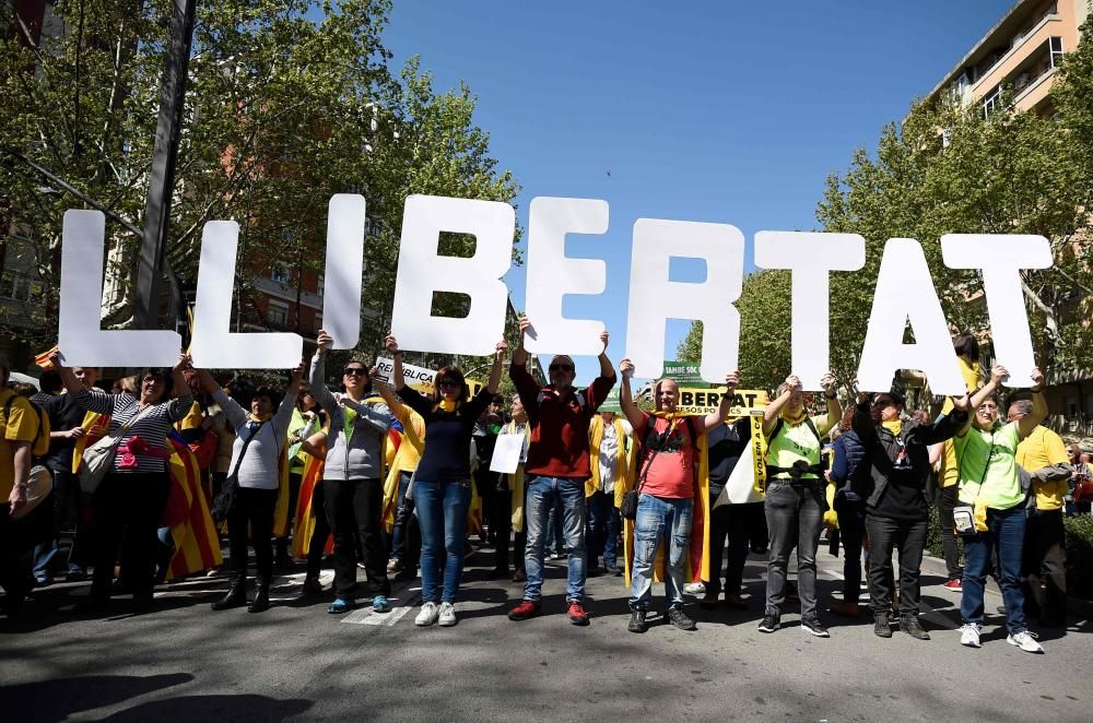 Miles de personas exigen la libertad de los presos independentistas en Barcelona