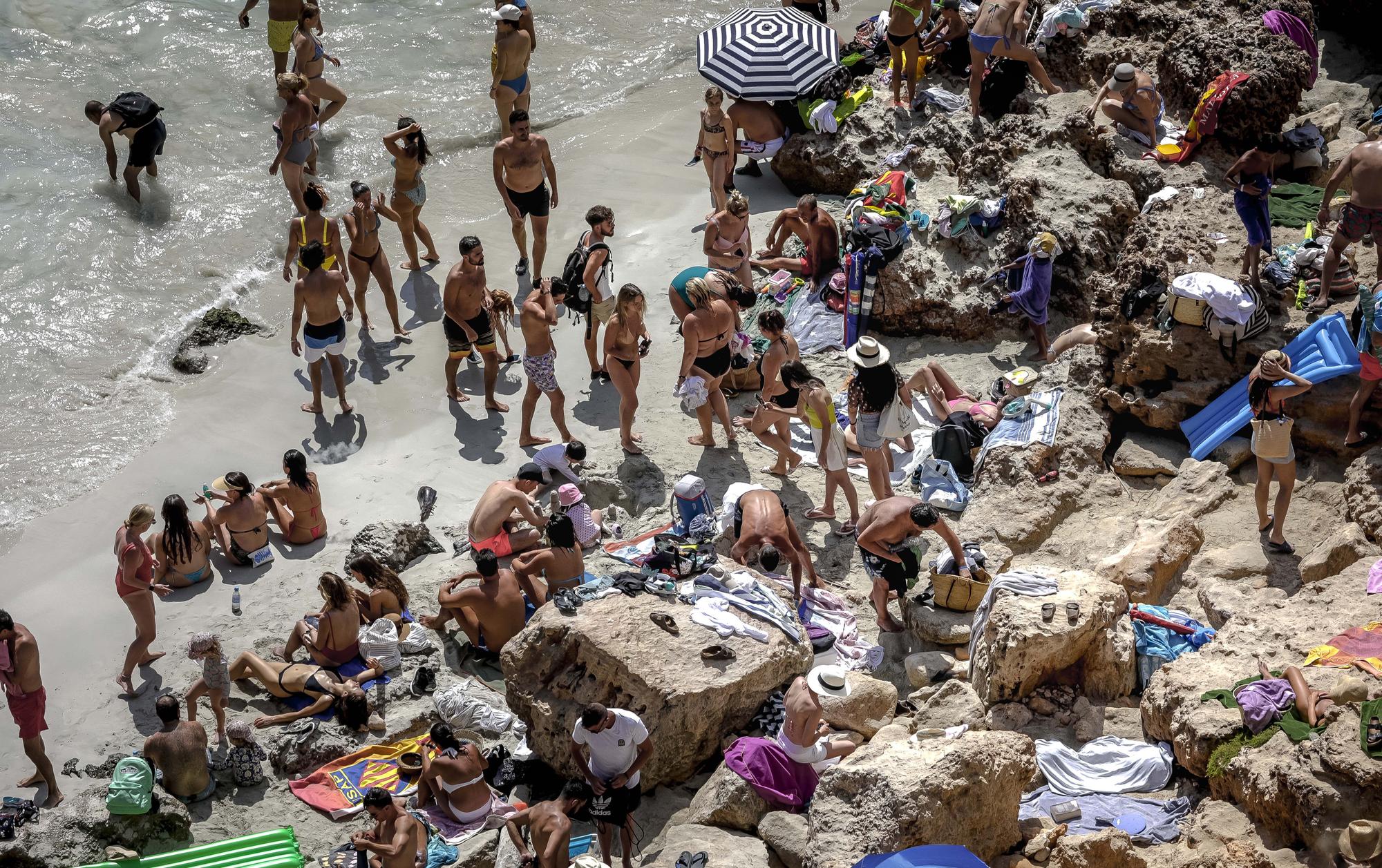 Fotos | El Caló des Moro, saturado de turistas