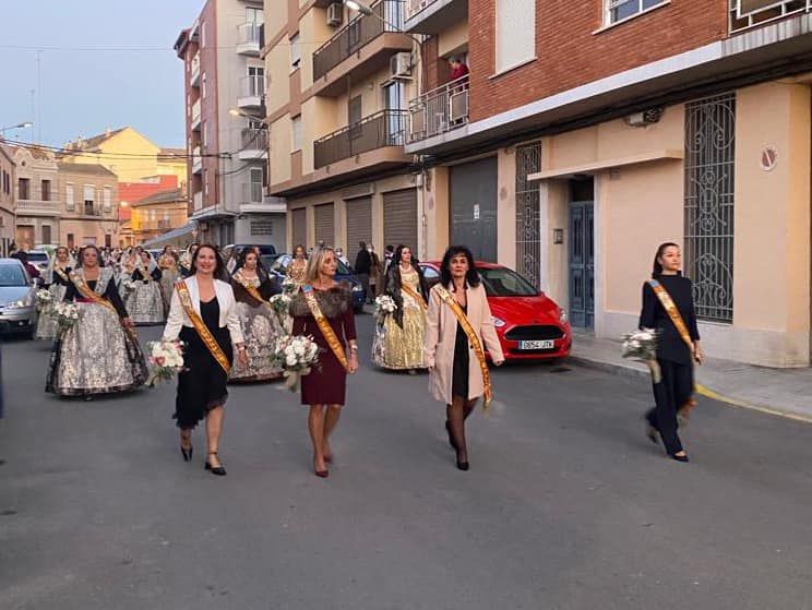 La falla de l'Oliveral reune a sus falleras mayores en una Ofrenda preparando el 75 aniversario