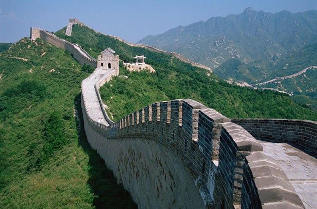 Aunque no es cierto que se vea desde el espacio, la Gran Muralla China impresiona.