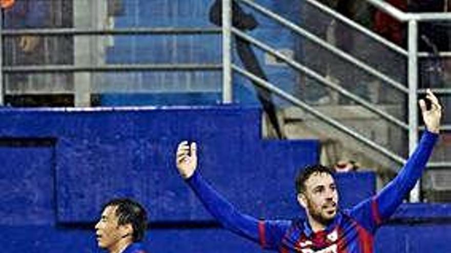 Edu Expósito (derecha) celebra su gol.