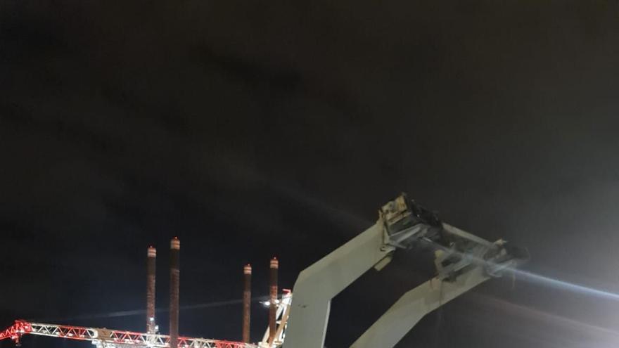 La maniobra de un buque en reparación derriba una grúa de Navantia Ferrol