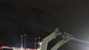 La grúa desplomada junto al muelle.