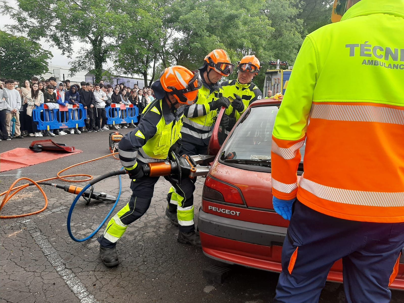 El IES de Noreña se examina de Emergencias: así ha sido el simulacro de accidente celebrado en el centro