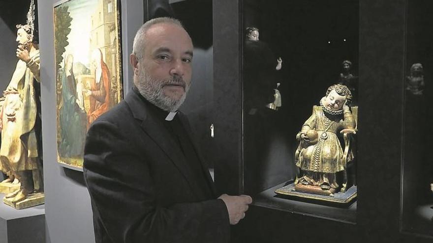 El director del Museo Diocesano, José Ángel Rivera, con la pieza que identifica el centro abierto en la iglesia de Santo Tomé.