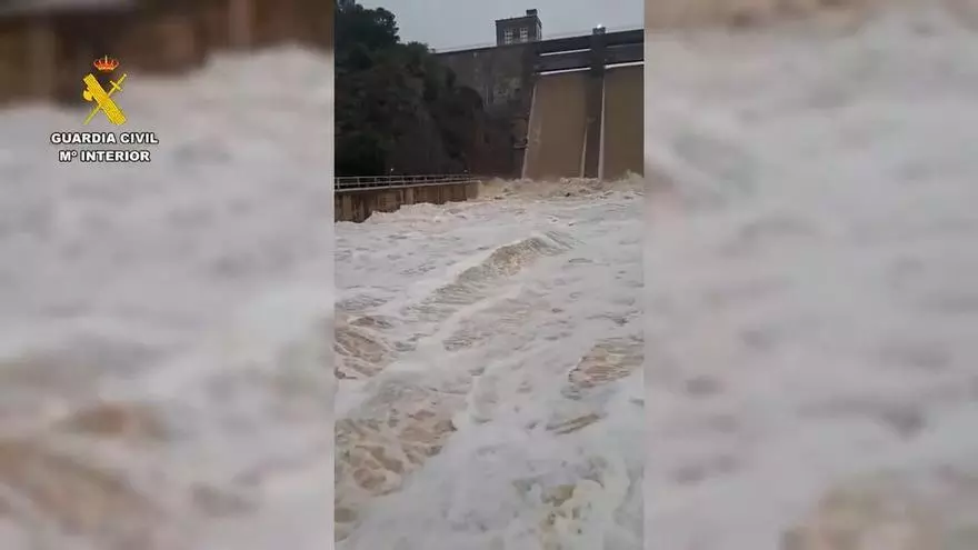 Así está desaguando el pantano de Bornos en Cádiz