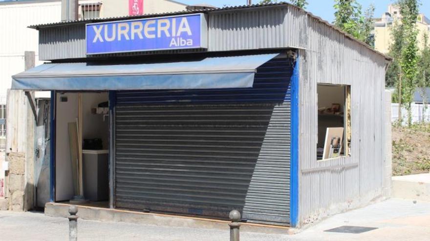 La xurreria, ahir al matí. A l&#039;interior en renovaven el mobiliari