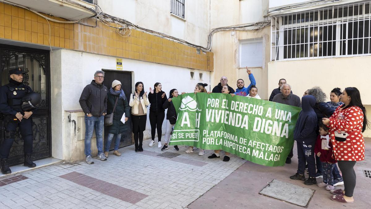 Miembros de la PAH de Málaga, este jueves en la puerta del edificio de La Palmilla donde se iba a producir el desalojo.