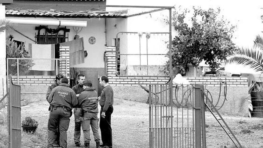 Agentes de la Guardia Civil, ayer, en las inmediaciones del lugar donde se halló el cuerpo, en Villanueva de las Cruces.