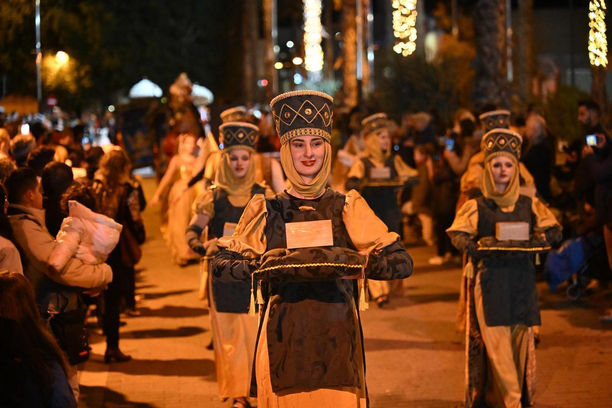 Miles de personas contemplan la Cabalgata de despedida de los Reyes Magos en Orihuela