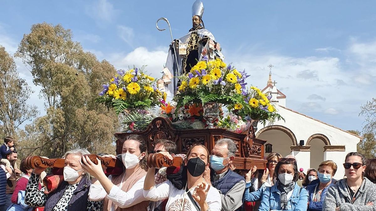 Procesión de San Benito, que lleva colgado de su manto billetes de los devotos.