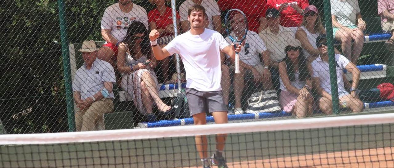 Carlos López celebra la victoria en la final del Torneo Córdoba Patrimonio de la Humanidad Trofeo Tressis.