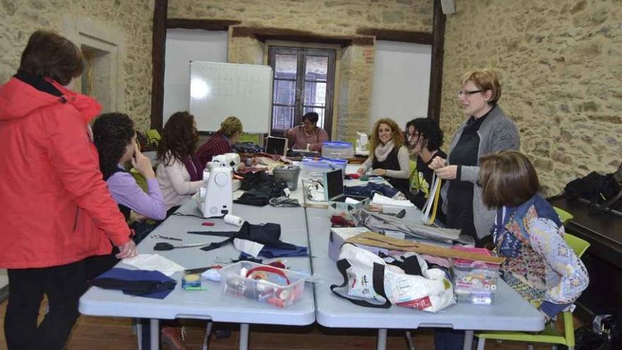 Mujeres asistentes al taller de corte y confección que se imparte en Puebla.