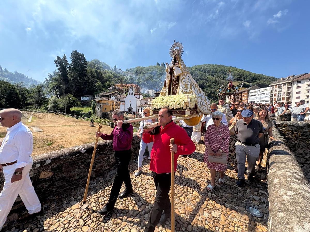 La pólvora acompañó a la primera procesión del Carmen en Cangas del Narcea