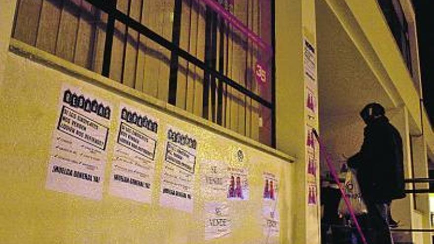 Un integrante del 15-M, ante la pegada de carteles en la Casa Sindical.