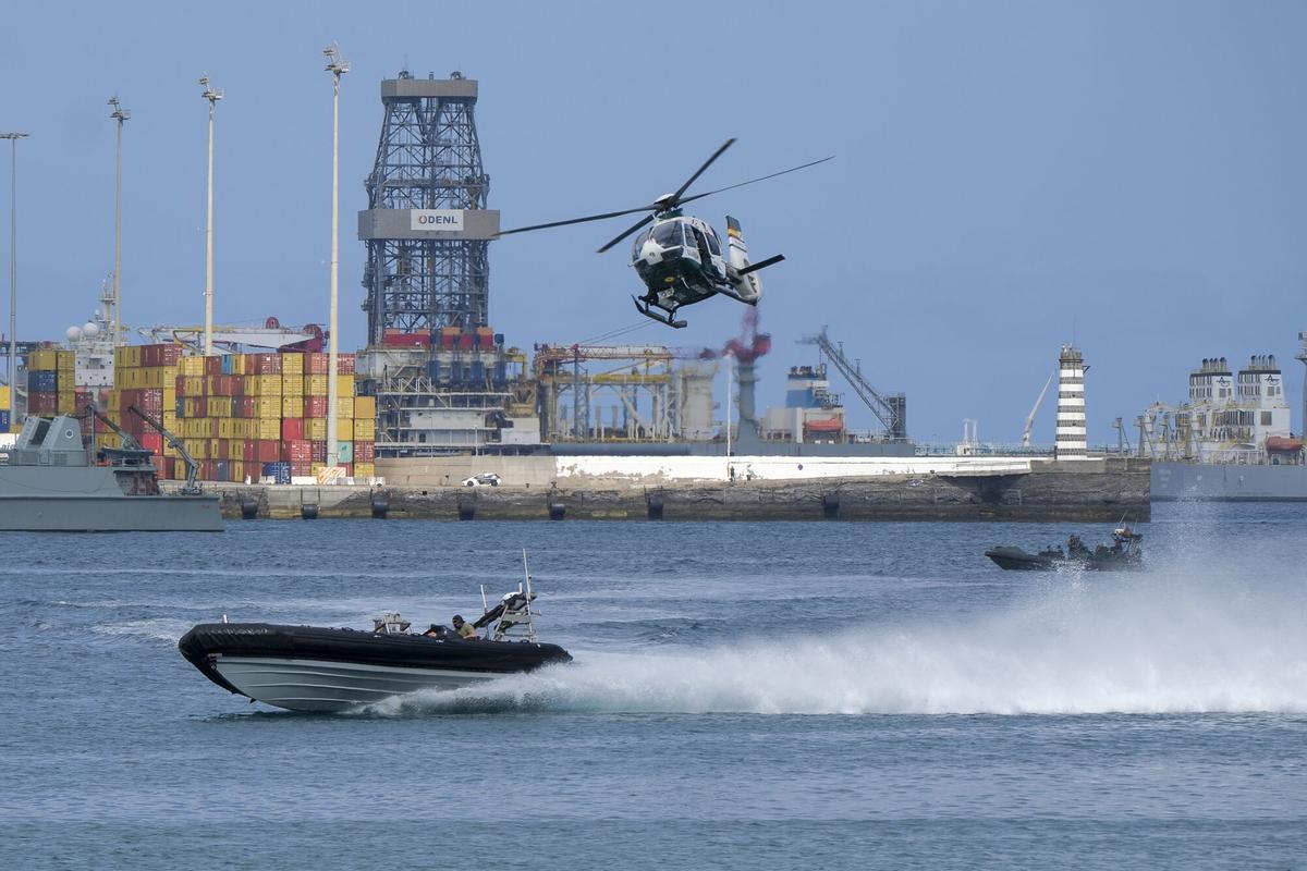 Exhibición por el Día de las Fuerzas Armadas, en la playa de Alcaravaneras Exhibición por el Día de las Fuerzas Armadas, en la playa de Alcaravaneras