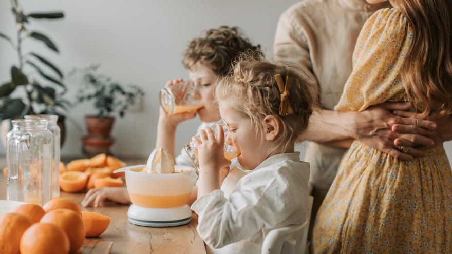 ¿Es bueno dar zumo de naranja por las mañanas a los niños?
