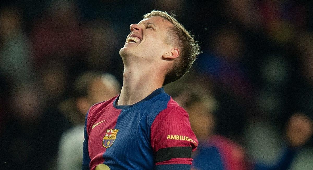 Dani Olmo se lamenta antes de ser sustituido.