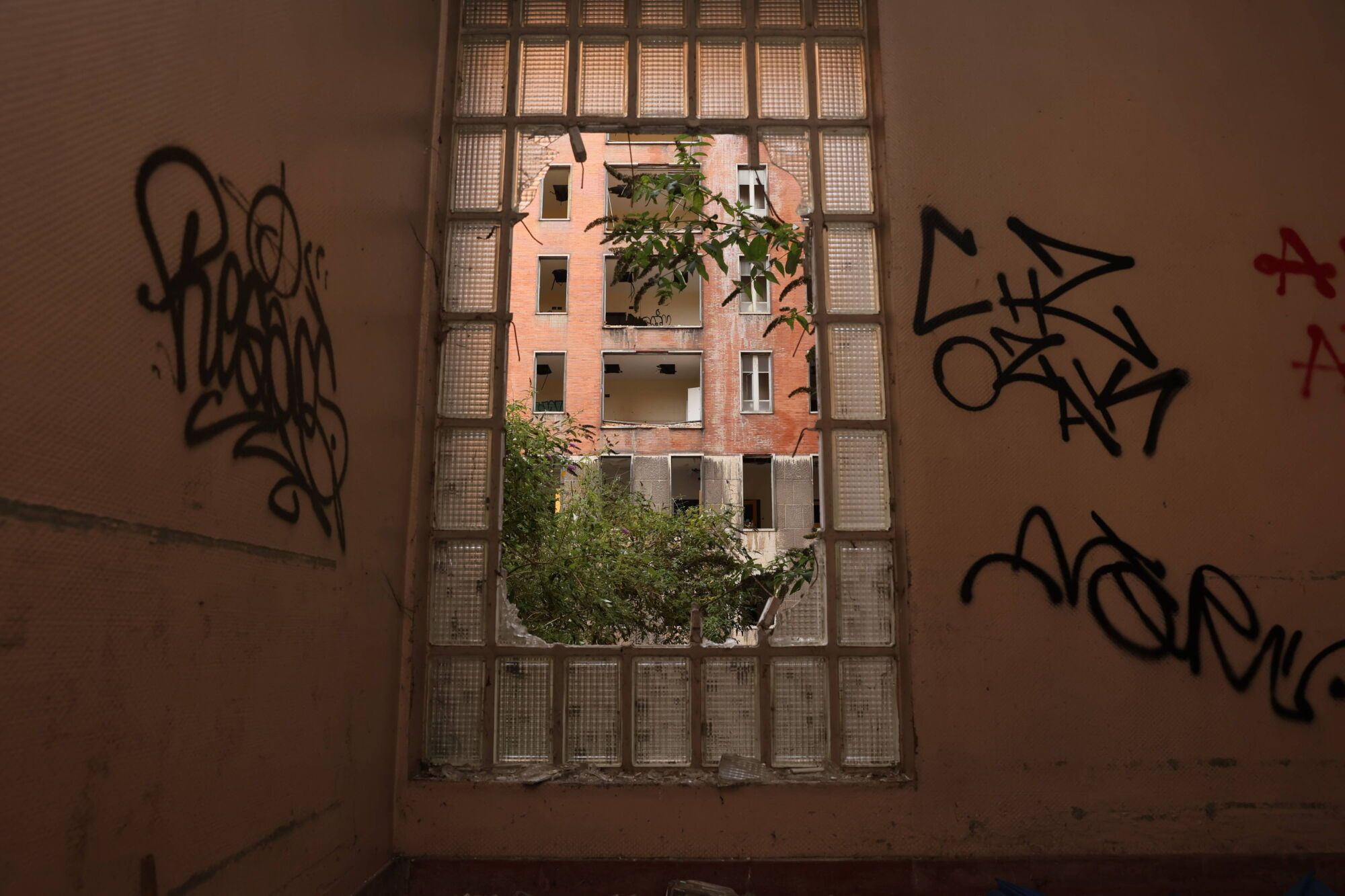 Viejo HUCA. Recorrido por cómo está el viejo hospital.