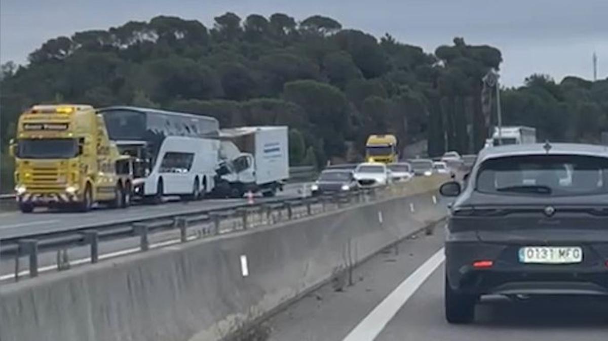 Un ferit crític al xocar un camió amb un autocar escolar a Maçanet de la Selva (Girona)
