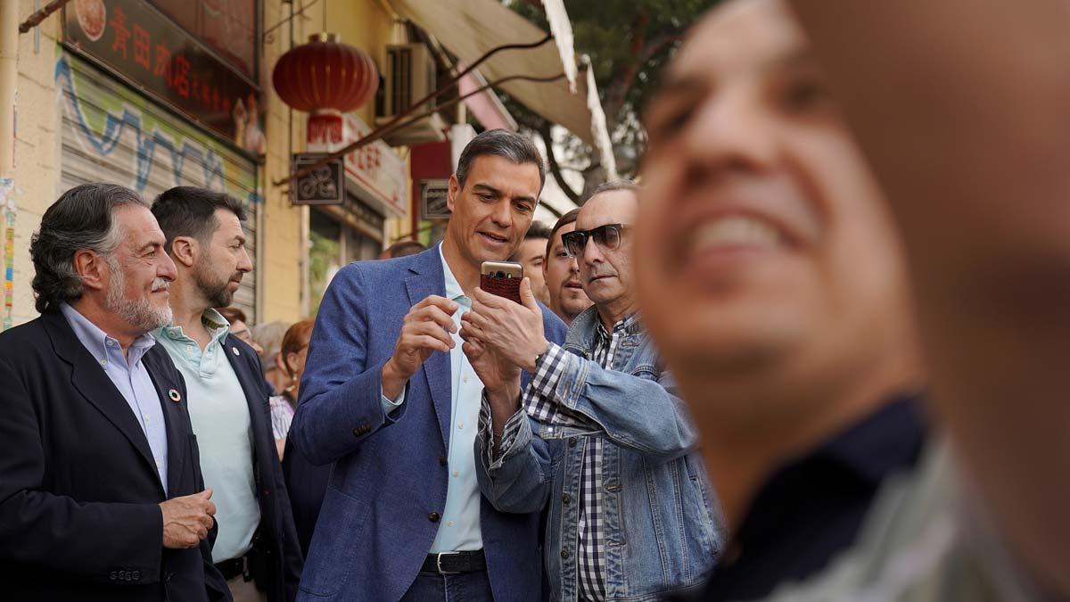 Pedro Sánchez pasea por el barrio de Usera, en Madrid.