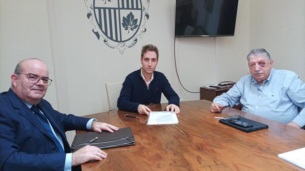 Jordi Masquef amb Miquel Triola i el notari Joan Fortaner durant la signatura.