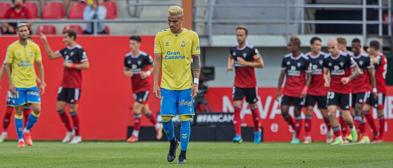 Los amarillos Peñaranda –centro– y Benito, en el partido ante el Mirandés. | | LOF