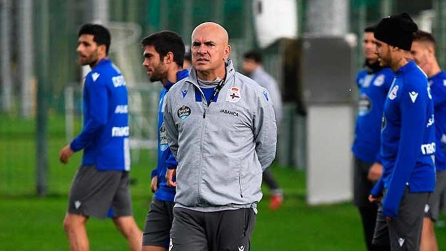 Luis César, durante el entrenamiento matinal de ayer en Abegondo.