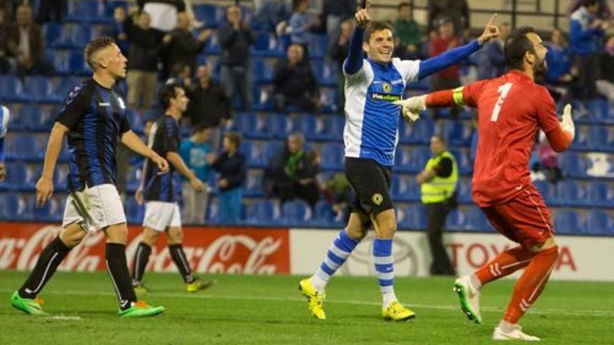 Gallar celebra su gol en el Hércules-Huracán.