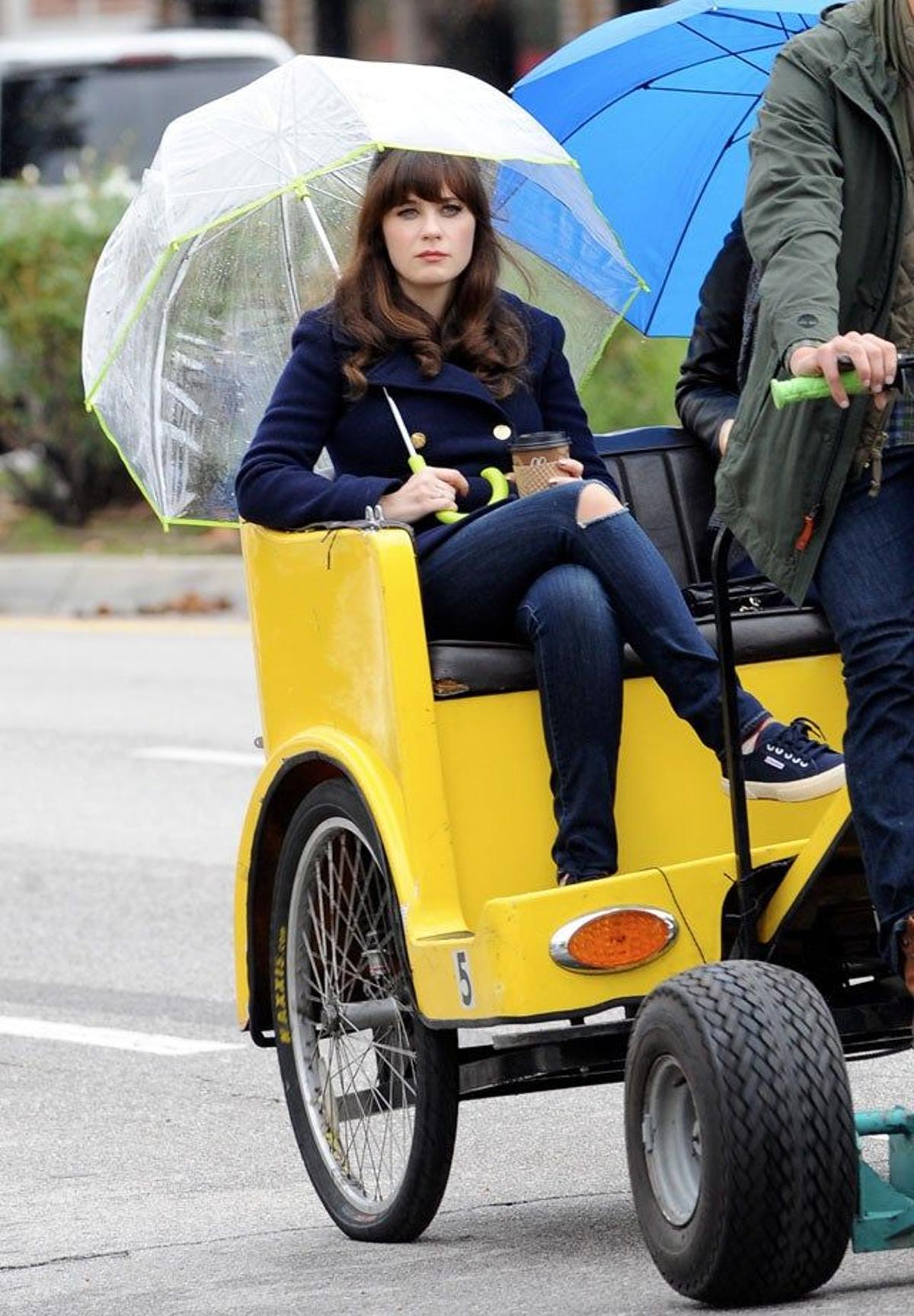 Zooey Deschanel se protege de la lluvia de Los Ángeles