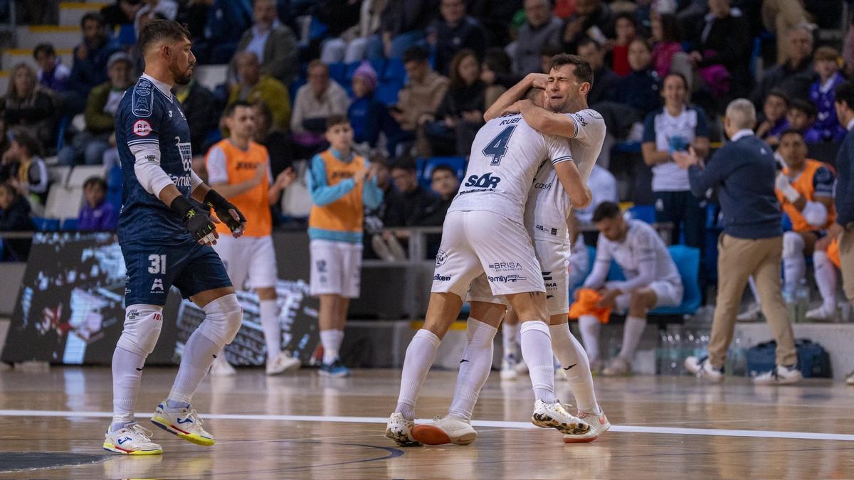 Pablo García celebra con Rubi el gol en Palma.
