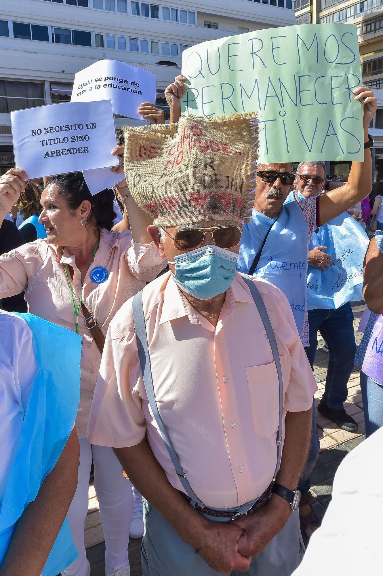 Manifestación contra el recorte en la educación para mayores