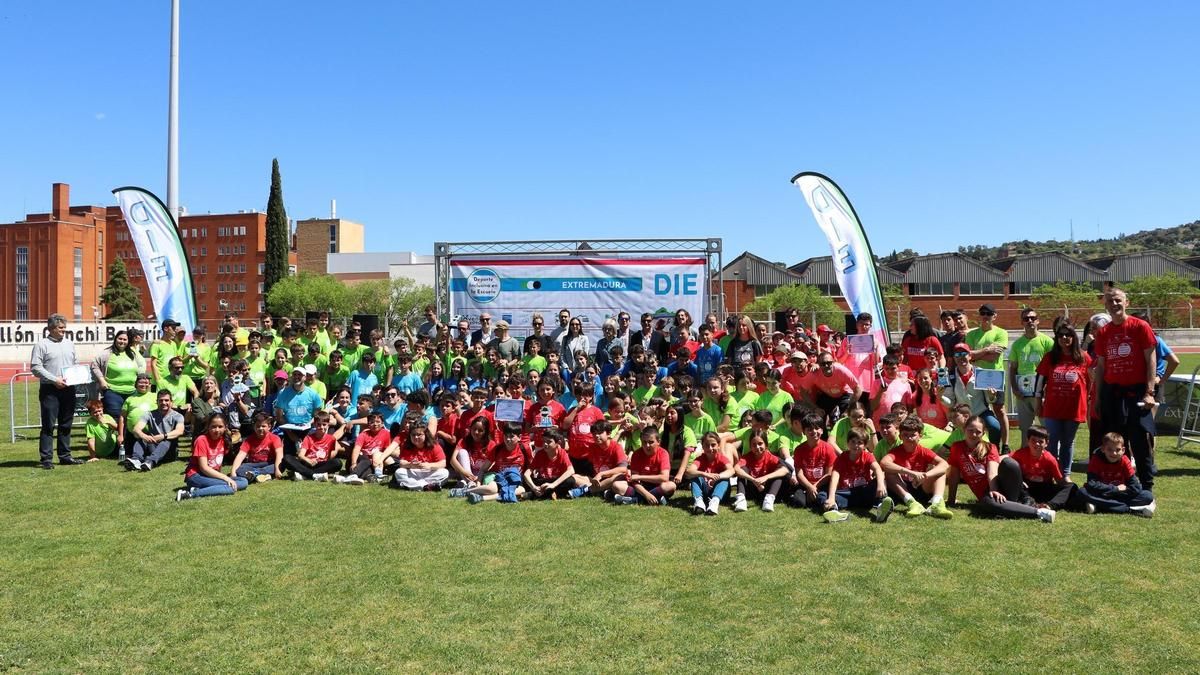 Algunos de los participantes y autoridades el evento final de Deporte Inclusivo en la Escuela.