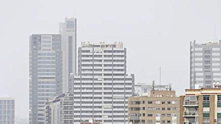 Cielo encapotado ayer en València. | EDUARDO RIPOLL