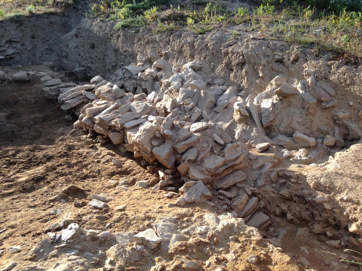 Imagen de la muralla de contención del castro de Neixón.