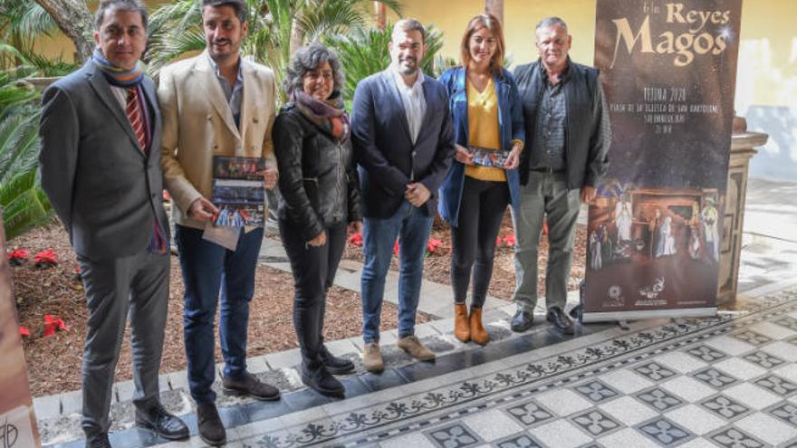 Representantes de la Asociación Cultural Reyes Magos de Tejina y del Ayuntamiento, ayer.