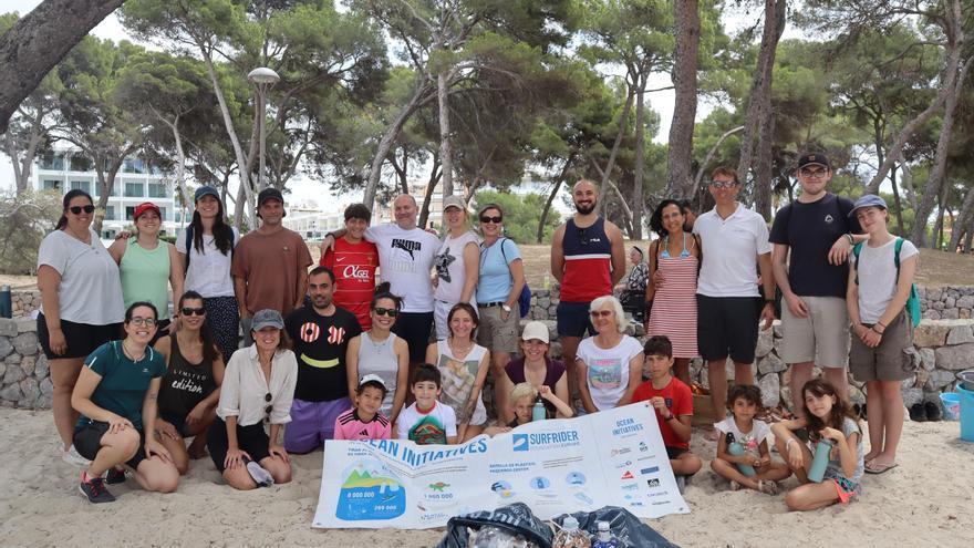 Recogen más de 2.500 colillas en una hora en la playa de Santa Ponça