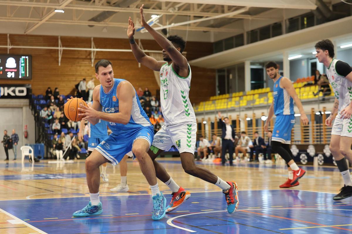 Imagen de un lance del partido entre el Class Bàsquet Sant Antoni y el Club Amics del Bàsquet Castelló.