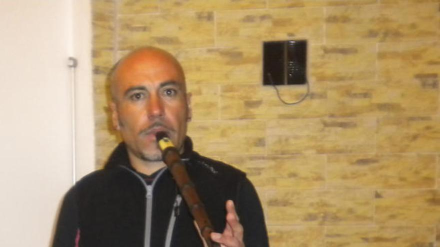 Juan Antonio Puente con la flauta y el tamboril.