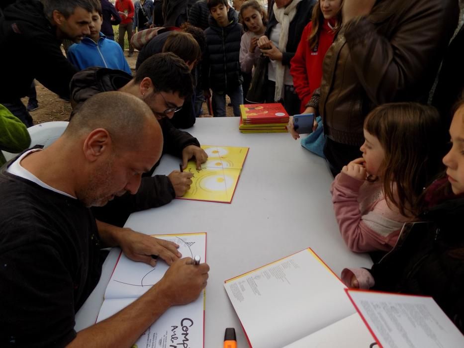 El cantant de Txarango presenta els dibuixos de Gubianas a Navàs