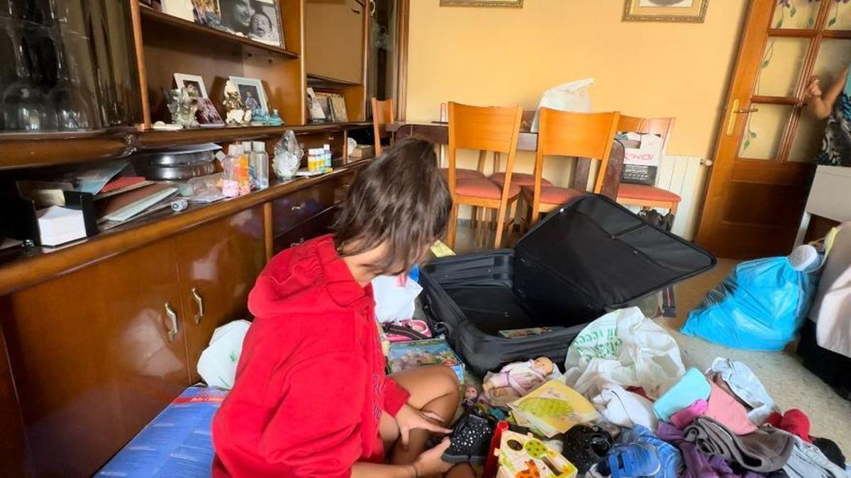 Iris prepara antes de su viaje a Kenia las maletas con donaciones que llevaría a la fundación Fountain Of Grace.