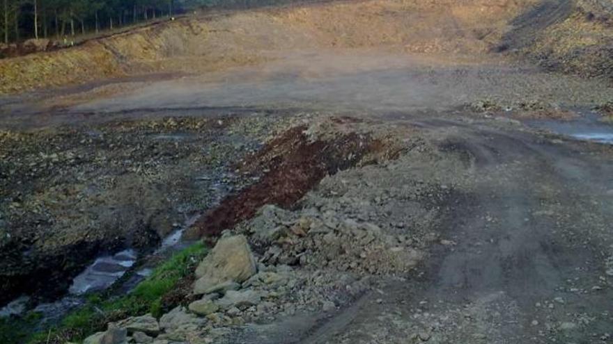 Obras del nuevo vertedero de Cerceda, con el regato sepultado según el BNG a la izquierda. / la opinión