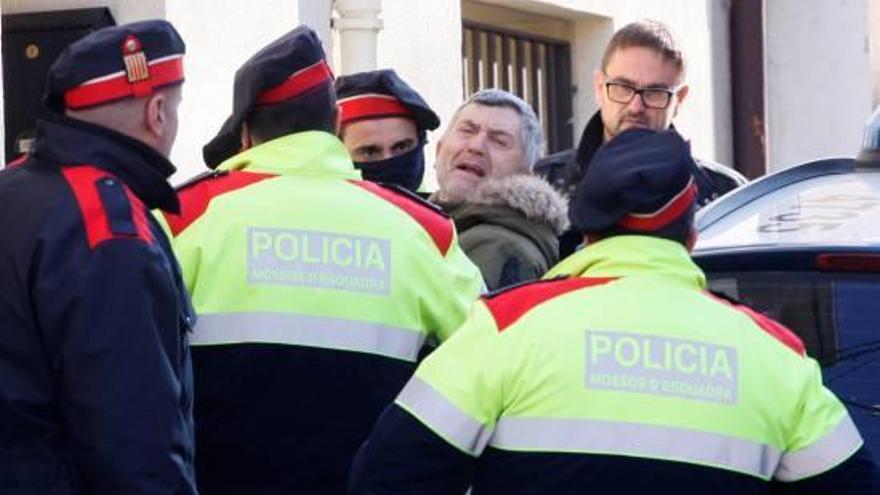 L&#039;investigat pel doble crim de Susqueda, amb els agents dels Mossos d&#039;Esquadra.