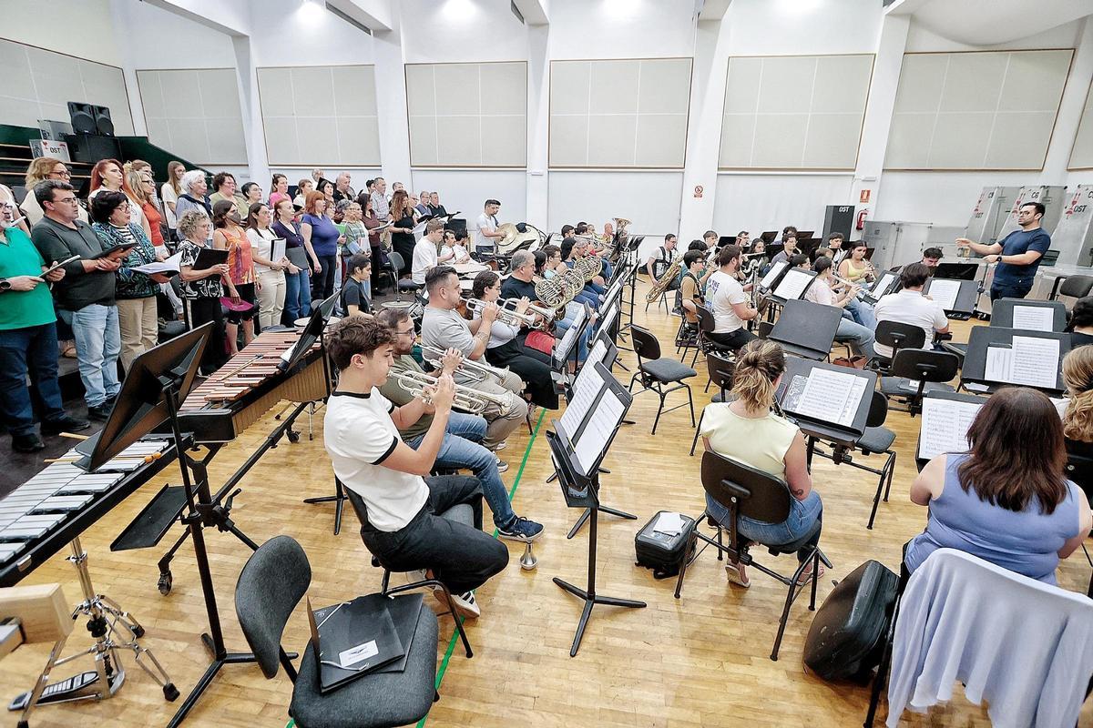 Primer ensayo general del coro y la orquesta de la misa del papa en el Puerto de Santa Cruz de Tenerife