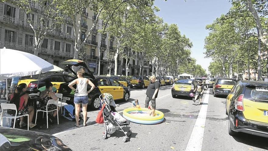 Los taxistas mantienen el pulso en las grandes ciudades del país